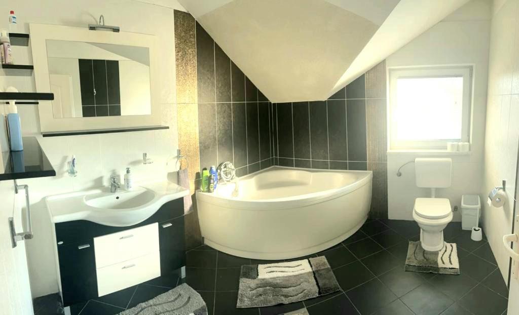 Villa 2 Etagen Mit Grossen Garten Modrica ภายนอก รูปภาพ